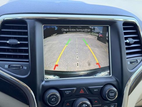 Used 2017 Jeep Grand Cherokee Laredo w/ Quick Order Package 23E AWD/4WD image 4