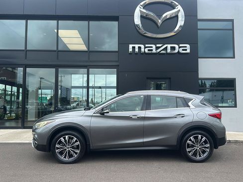 Used 2017 INFINITI QX30 Premium AWD/4WD image 2