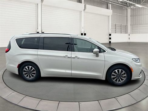 Used 2021 Chrysler Pacifica Touring-L image 6
