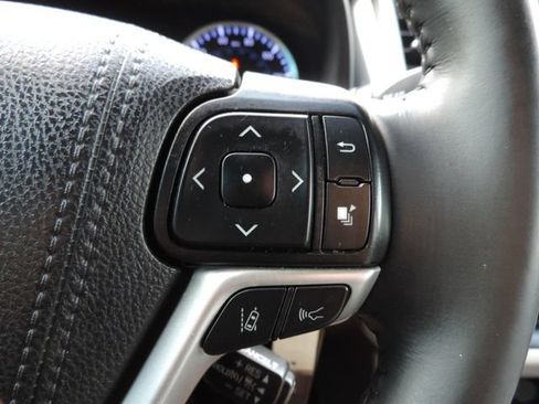 Used 2019 Toyota Highlander Plus FWD image 32