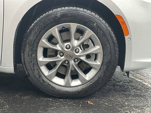 Used 2024 Chrysler Pacifica Touring-L image 10