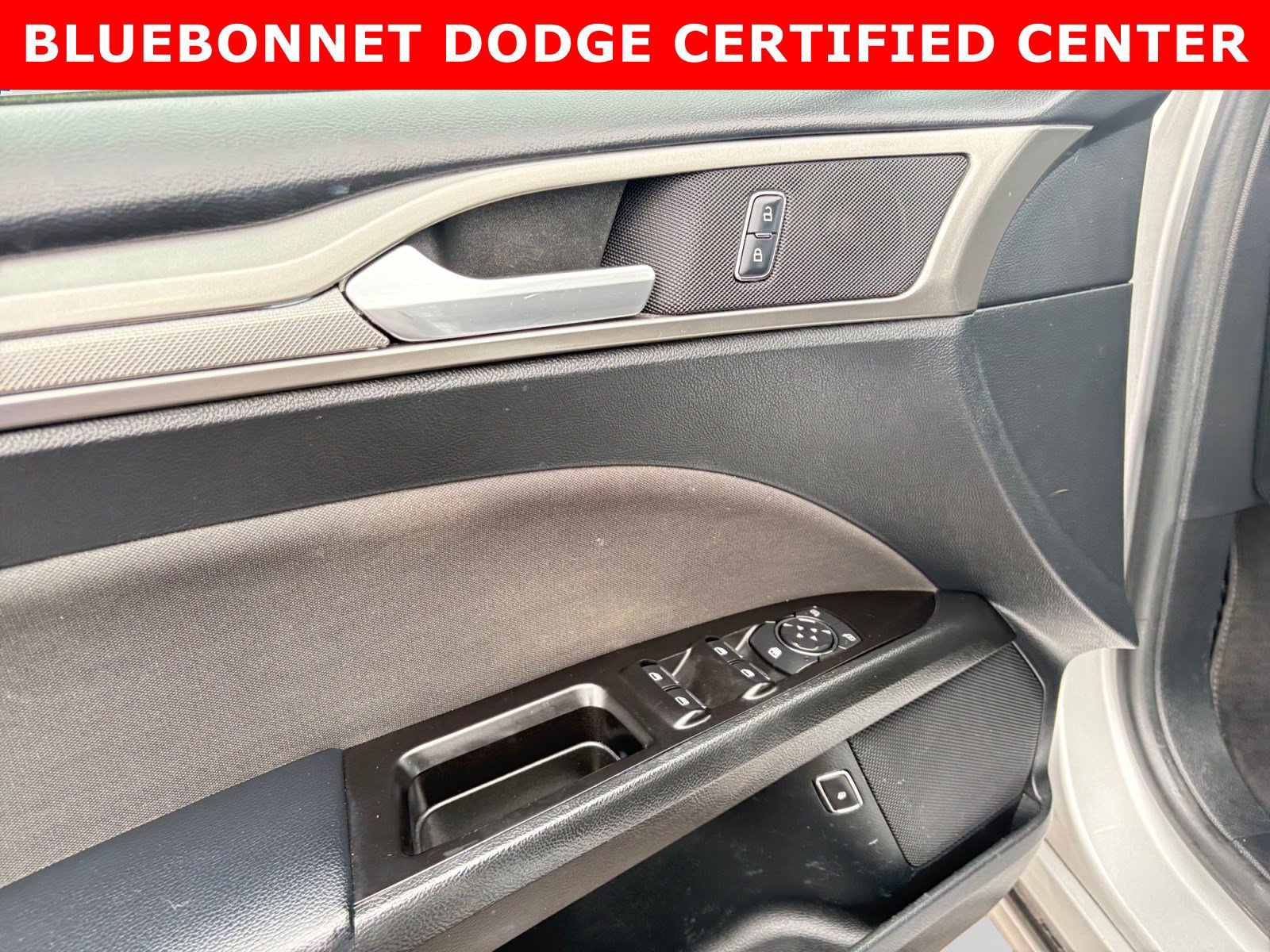 Used 2017 Ford Fusion SE FWD image 10