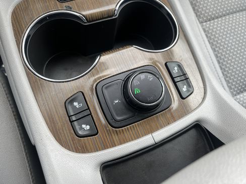 Used 2023 GMC Acadia SLE w/ Driver Convenience Package image 28