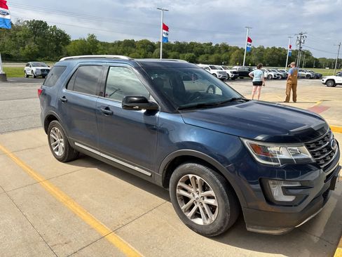 Used 2016 Ford Explorer XLT w/ Equipment Group 202A FWD image 2