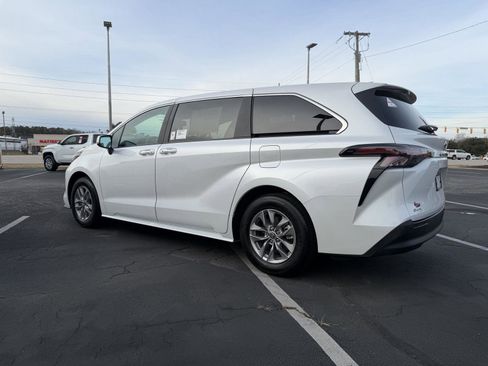 Used 2025 Toyota Sienna XLE image 4