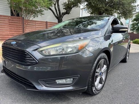 Used 2017 Ford Focus SE FWD image 1