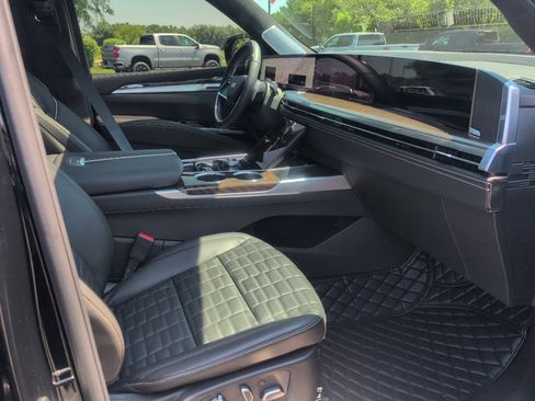 Used 2025 Cadillac Escalade Sport Platinum w/ LPO, ONYX Package AWD/4WD image 32