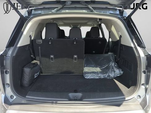 Certified 2024 Nissan Pathfinder SV w/ SV Premium Package FWD image 17