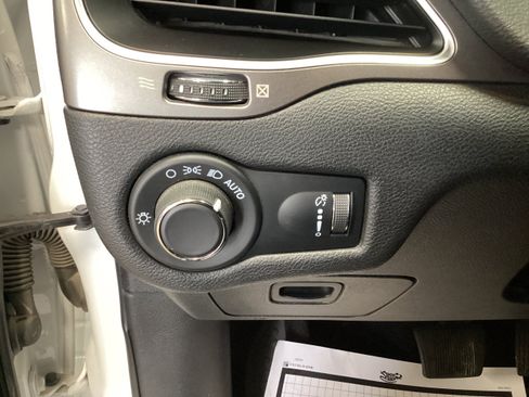 Used 2021 Jeep Cherokee Latitude FWD image 18
