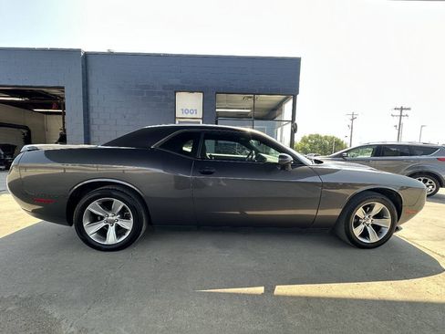 Used 2021 Dodge Challenger SXT w/ Driver Convenience Group RWD image 9