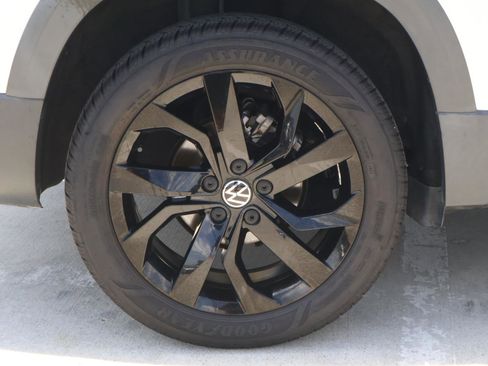 Used 2023 Volkswagen Taos SE w/ Panoramic Sunroof Package FWD image 9