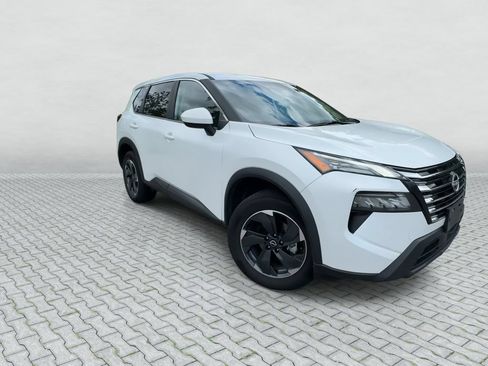Used 2024 Nissan Rogue SV AWD/4WD image 2