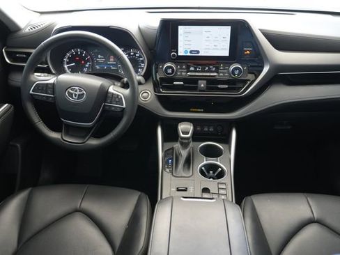 Used 2023 Toyota Highlander XLE image 2