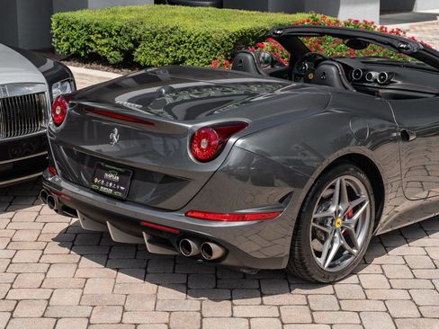 Used 2015 Ferrari California T image 3