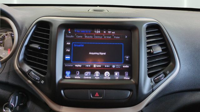 Used 2016 Jeep Cherokee Latitude w/ Cold Weather Group AWD/4WD image 11