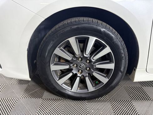 Used 2018 Toyota Sienna XLE w/ XLE Navigation Package image 11