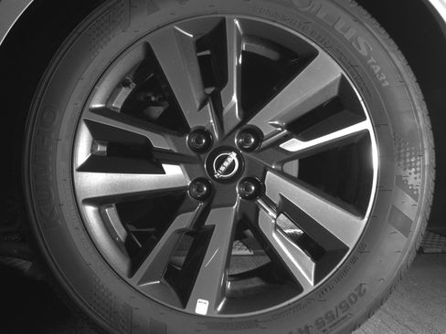 Used 2025 Nissan Versa SV image 14