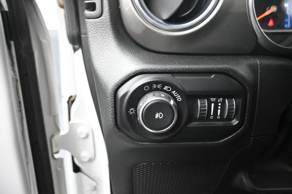 Used 2019 Jeep Wrangler Unlimited Sahara AWD/4WD image 9