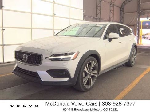 Used 2025 Volvo V60 B5 Cross Country Plus image 1