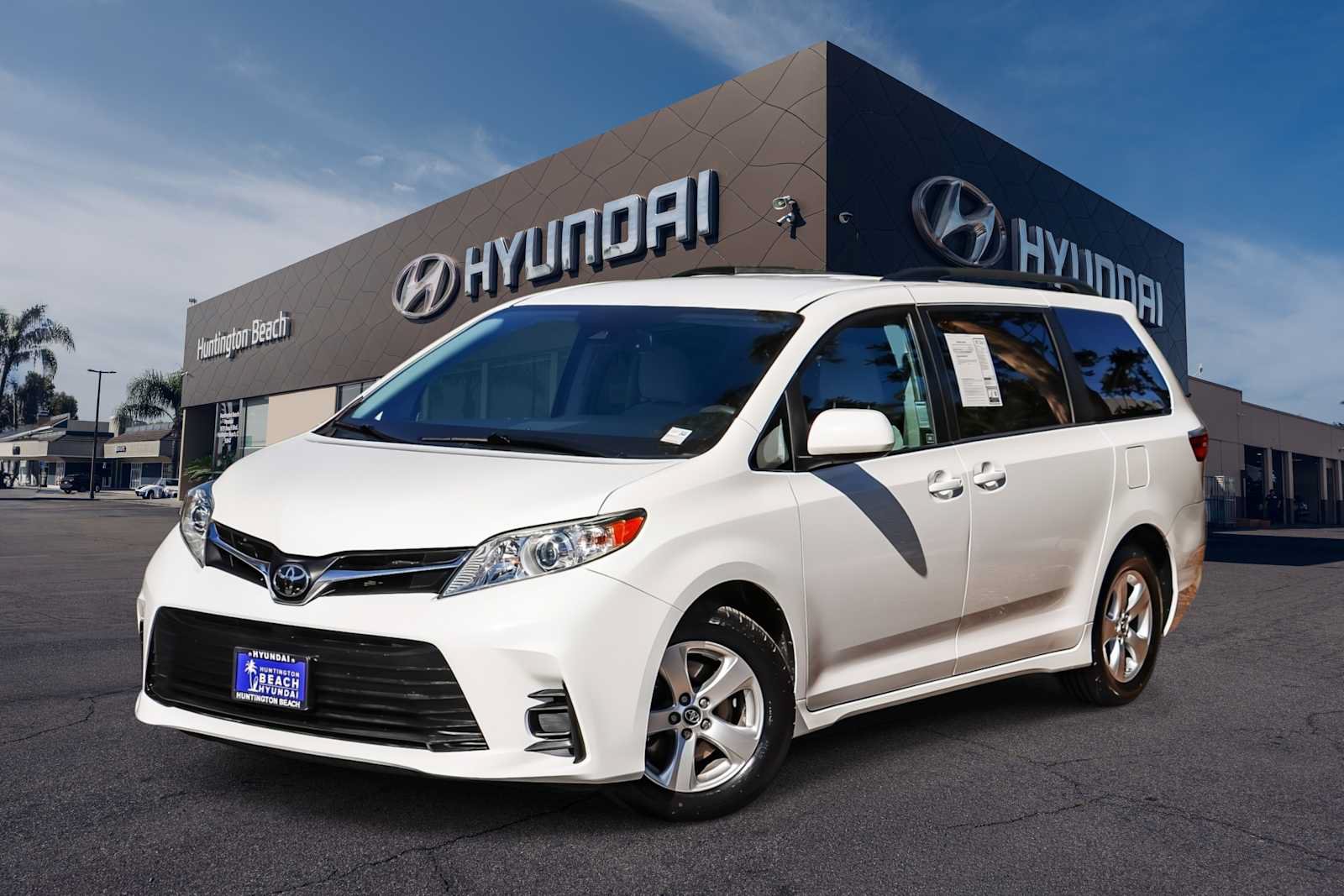 Used 2018 Toyota Sienna LE w/ Carpet Mat Package FWD image 1
