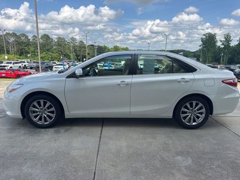 Used 2017 Toyota Camry XLE w/ Moonroof Package FWD image 4