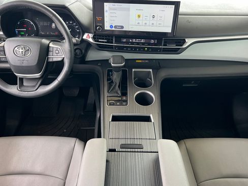 Certified 2025 Toyota Sienna XLE FWD image 13