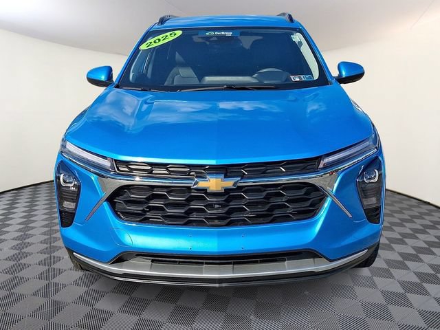 Used 2025 Chevrolet Trax LT FWD image 2