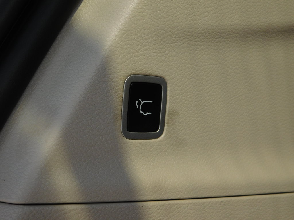 Used 2024 Chrysler Pacifica Touring-L FWD image 11