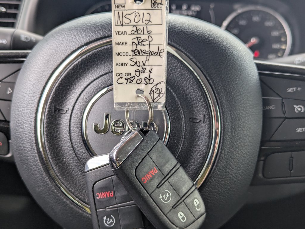 Used 2016 Jeep Renegade Latitude AWD/4WD image 35