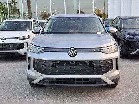 New 2026 Volkswagen Tiguan SE FWD image 2