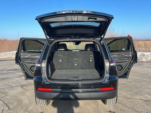 Used 2025 Jeep Grand Cherokee Limited w/ Luxury Tech Group II image 39