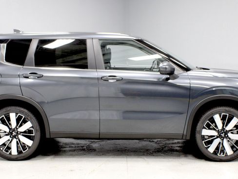 New 2025 Mitsubishi Outlander SE image 10