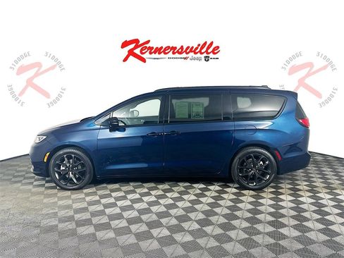 Used 2025 Chrysler Pacifica Limited image 4