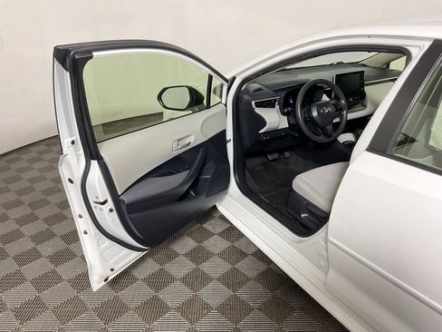 Used 2021 Toyota Corolla LE image 17