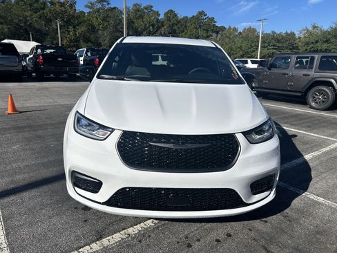 New 2026 Chrysler Pacifica Select image 2