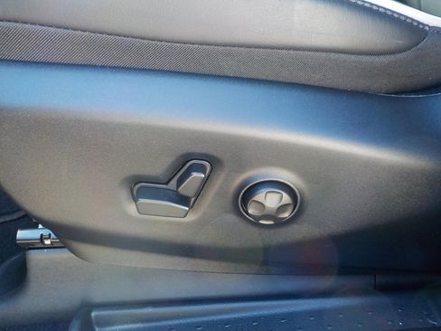 Used 2025 Chrysler Pacifica Premium image 23