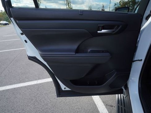 Used 2024 Toyota Highlander LE image 17