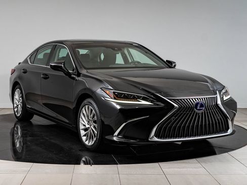Certified 2020 Lexus ES 300h Ultra Luxury w/ Accessory Package FWD image 12