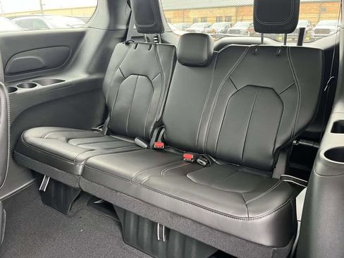 New 2026 Chrysler Pacifica Select image 13