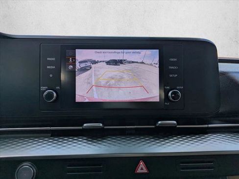 Used 2023 Kia Carnival LX image 12