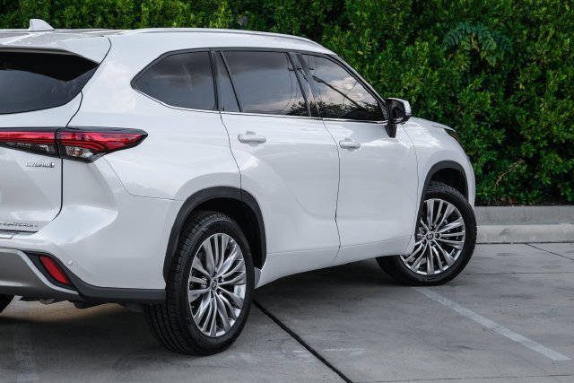 Used 2023 Toyota Highlander Platinum FWD image 12