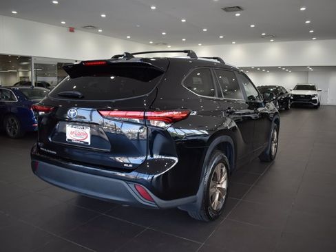 Used 2023 Toyota Highlander Bronze Edition FWD image 7