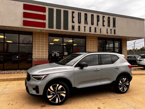 Used 2025 Volvo XC40 B5 Plus w/ Climate Package image 1