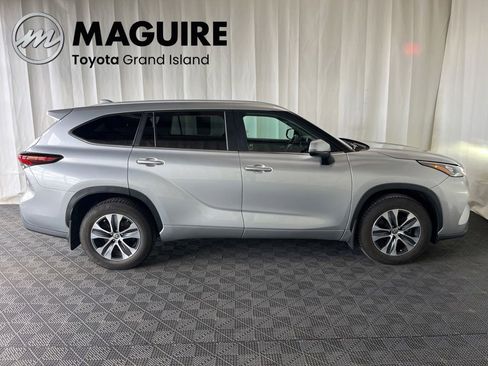 Used 2024 Toyota Highlander XLE AWD/4WD image 2