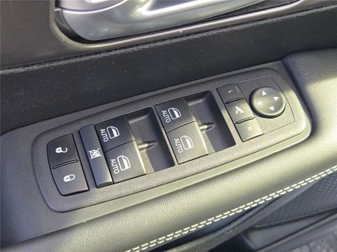 Used 2025 Chrysler Pacifica Premium FWD image 24
