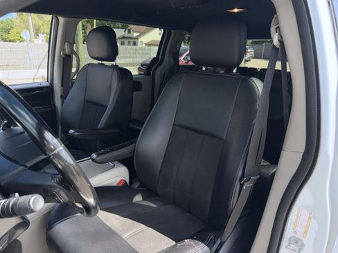 Used 2020 Dodge Grand Caravan SXT FWD image 17