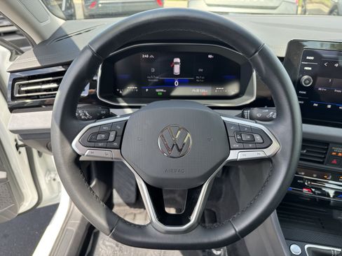 Used 2025 Volkswagen Jetta SE w/ Sunroof Package FWD image 19