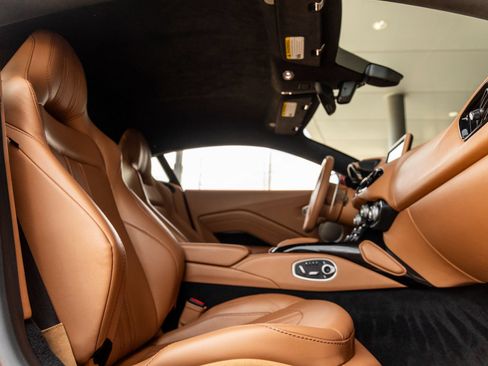 Used 2020 Aston Martin V8 Vantage Coupe RWD image 32