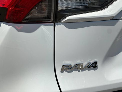 Used 2021 Toyota RAV4 XLE w/ Convenience Package FWD image 26