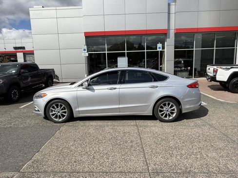 Used 2017 Ford Fusion SE FWD image 3